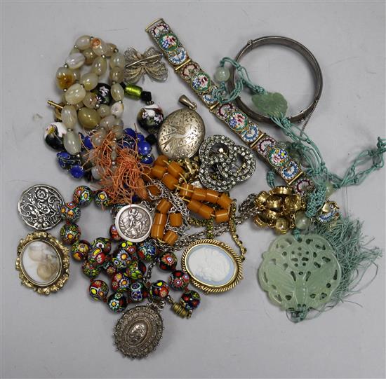 Mixed costume jewellery.